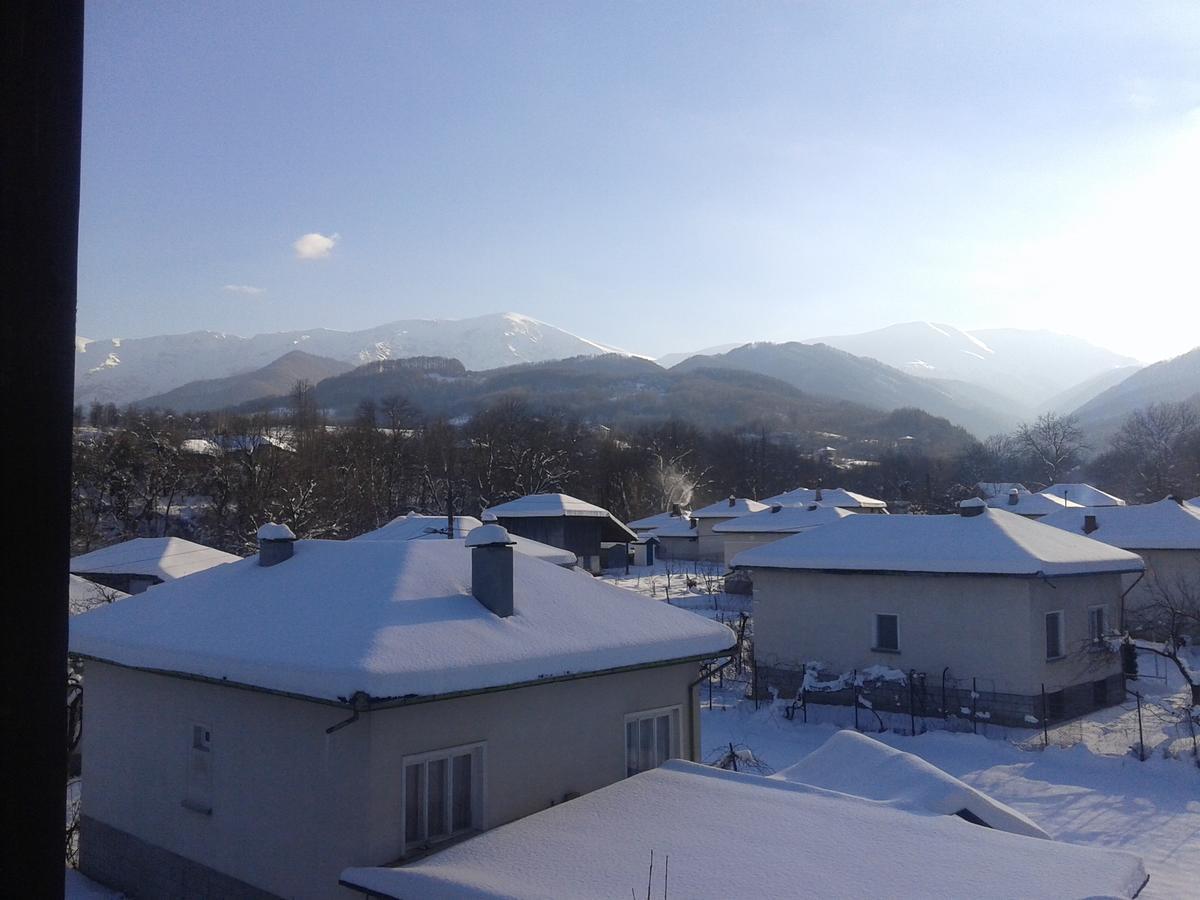Family Hotel Balkana Apriltsi  Exterior photo