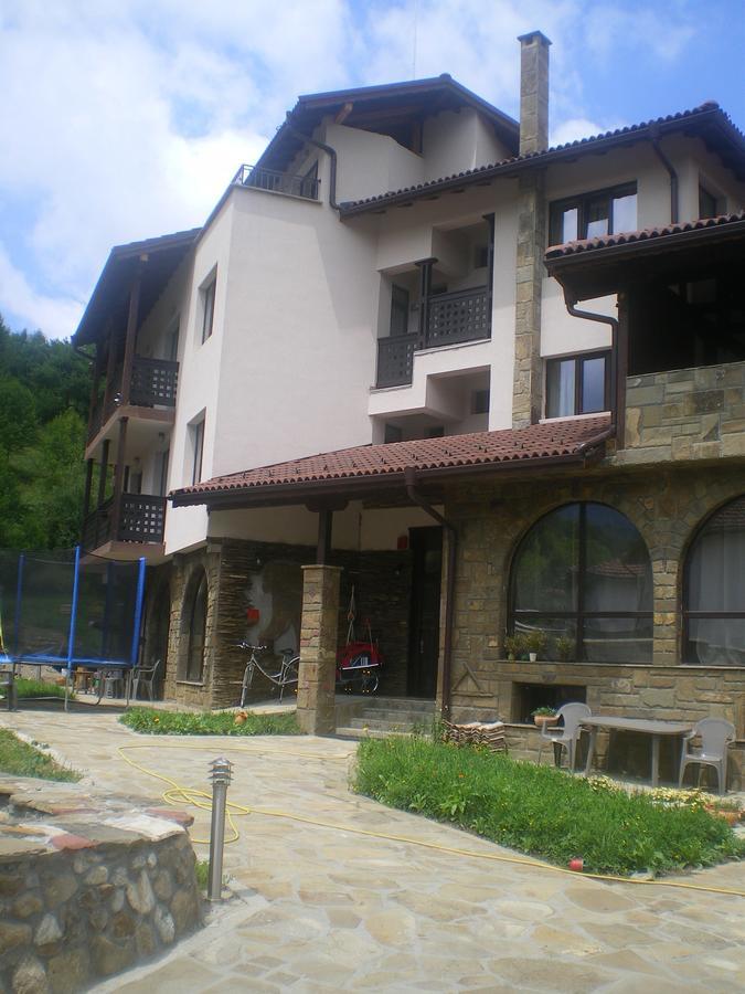 Family Hotel Balkana Apriltsi  Exterior photo