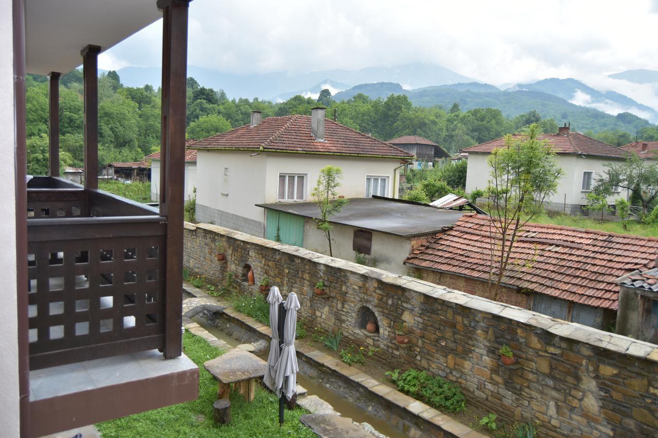 Family Hotel Balkana Apriltsi  Exterior photo